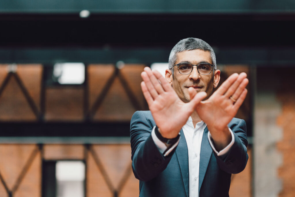 portrait extérieur homme main en avant cheveux blanc lunette grise entreprise strasbourg alsace